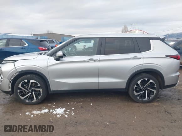 ✅ 2024 Mitsubishi Outlander SE • VIN: JA4J3VA8XRZ078785 • Lot: 43797853. Listed on IAAI with 30,830 mi. Free auction sales archive from the USA and detailed vehicle history report at DreamBid. Image 14.