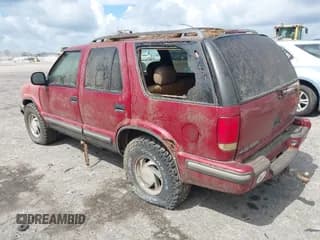 ✅ 1998 Chevrolet Blazer LS • VIN: 1GNDT13W7W2250368 • Lot: 42723653. Wystawiony na IAAI z przebiegiem 321 790 mil. Bezpłatny archiwum sprzedaży aukcyjnych z USA i szczegółowy raport historii pojazdu na DreamBid. Zdjęcie 3.