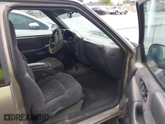 ✅ 1998 Chevrolet S-10 LS • VIN: 1GCCS19X0W8129721 • Lot: 41927965. Listed on IAAI with 180,056 mi. Free auction sales archive from the USA and detailed vehicle history report at DreamBid. Image 5.