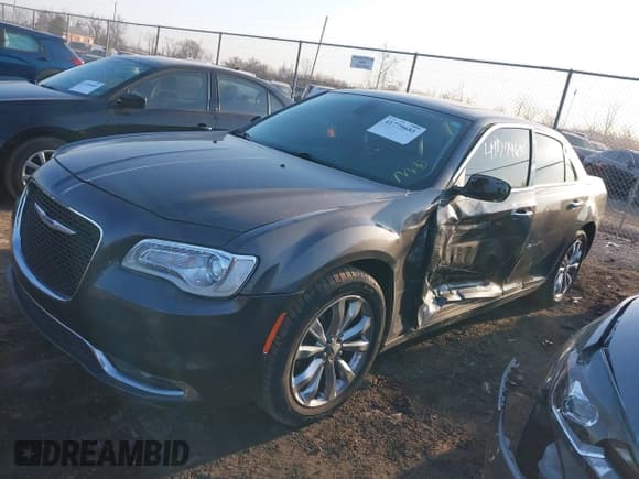 ✅ 2020 Chrysler 300 Limited • VIN: 2C3CCAKG5LH142031 • Lot: 41779681. Wystawiony na IAAI z przebiegiem 73 899 mil. Bezpłatny archiwum sprzedaży aukcyjnych z USA i szczegółowy raport historii pojazdu na DreamBid. Zdjęcie 17.