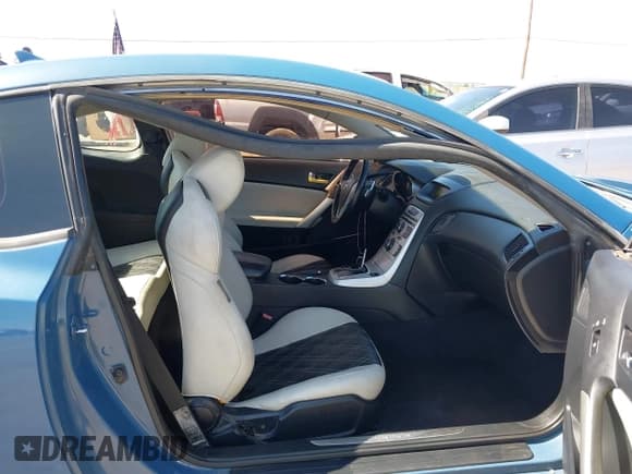 ✅ 2010 Hyundai Genesis Coupe Track • VIN: KMHHU6KH2AU010760 • Lot: 42688972. Wystawiony na IAAI z przebiegiem 112 055 mil. Bezpłatny archiwum sprzedaży aukcyjnych z USA i szczegółowy raport historii pojazdu na DreamBid. Zdjęcie 5.