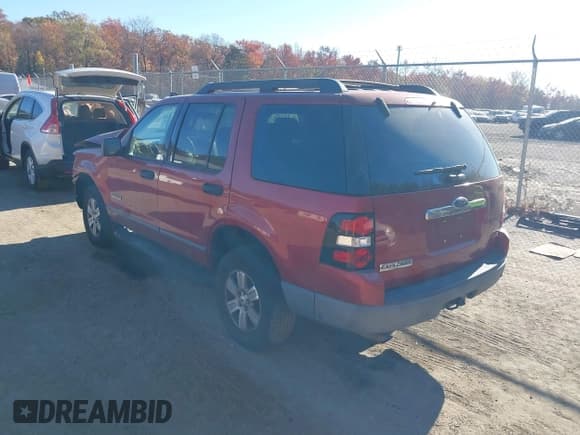 ✅ 2006 Ford Explorer XLS • VIN: 1FMEU72E56UA25727 • Lot: 40819312. Wystawiony na IAAI z przebiegiem 199 740 mil. Bezpłatny archiwum sprzedaży aukcyjnych z USA i szczegółowy raport historii pojazdu na DreamBid. Zdjęcie 3.