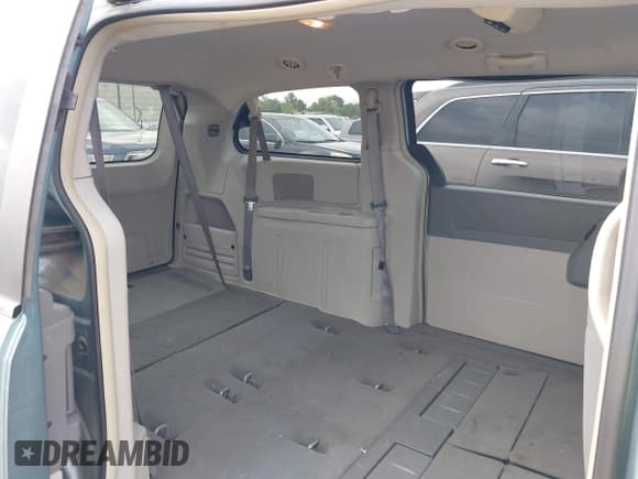 ✅ 2010 Chrysler Town & Country LX • VIN: 2A4RR2D1XAR376430 • Lot: 42317617. Wystawiony na IAAI z przebiegiem 126 450 mil. Bezpłatny archiwum sprzedaży aukcyjnych z USA i szczegółowy raport historii pojazdu na DreamBid. Zdjęcie 8.