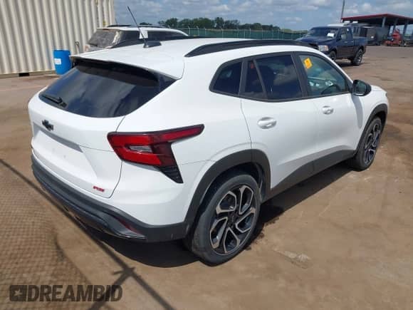 2024 Chevrolet Trax 2RS с VIN KL77LJE2XRC225928, выставлен на аукционе IAAI как лот 43103873 с пробегом 15 252 миль миль и . История ставок и продаж доступна на DreamBid. Изображение 4.