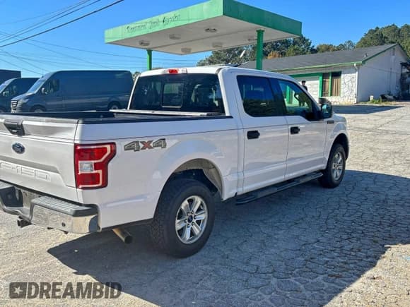 ✅ 2018 Ford F-150 XL • VIN: 1FTEW1E58JKF63303 • Lot: 95147215. Wystawiony na Copart z przebiegiem 124 525 mil. Bezpłatny archiwum sprzedaży aukcyjnych z USA i szczegółowy raport historii pojazdu na DreamBid. Zdjęcie 4.