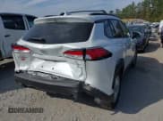 ✅ 2022 Toyota Corolla Cross LE • VIN: 7MUBAABG5NV021538 • Lot: 43474751. Wystawiony na IAAI z przebiegiem 81 009 mil. Bezpłatny archiwum sprzedaży aukcyjnych z USA i szczegółowy raport historii pojazdu na DreamBid. Zdjęcie 4.