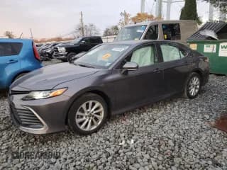 ✅ 2022 Toyota Camry LE • VIN: 4T1R11AK5NU705365 • Lot: 91518285. Wystawiony na Copart z przebiegiem 34 063 mil. Bezpłatny archiwum sprzedaży aukcyjnych z USA i szczegółowy raport historii pojazdu na DreamBid. Zdjęcie 1.