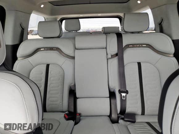 ✅ 2023 Rivian R1S Adventure • VIN: 7PDSGABA4PN026056 • Lot: 56892495. Wystawiony na Copart z przebiegiem Nie podano. Bezpłatny archiwum sprzedaży aukcyjnych z USA i szczegółowy raport historii pojazdu na DreamBid. Zdjęcie 10.