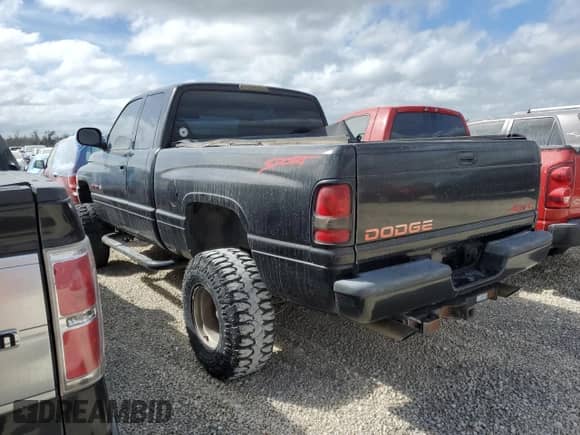 1998 Dodge 1500 z VIN 3B7HF13Y8WG215512, wystawiony jako Copart lot #76803314 z przebiegiem Nie podano mil oraz Szkoda całkowita • Salvage title. Historia ofert i sprzedaży dostępna na DreamBid. Obrazek 2.