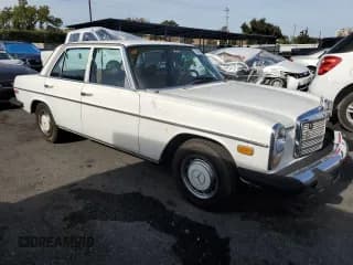 ✅ 1976 Mercedes-Benz 240 • VIN: 11511710128995 • Lot: 79041254. Wystawiony na Copart z przebiegiem 63 356 mil. Bezpłatny archiwum sprzedaży aukcyjnych z USA i szczegółowy raport historii pojazdu na DreamBid. Zdjęcie 4.