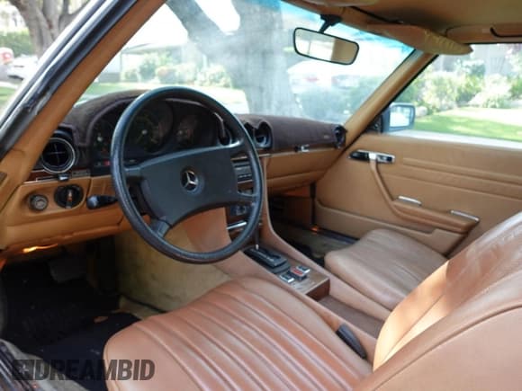 ✅ 1981 Mercedes-Benz 380 SL • VIN: WDBBA45A7BB004793 • Lot: 90682575. Wystawiony na Copart z przebiegiem 106 418 mil. Bezpłatny archiwum sprzedaży aukcyjnych z USA i szczegółowy raport historii pojazdu na DreamBid. Zdjęcie 9.