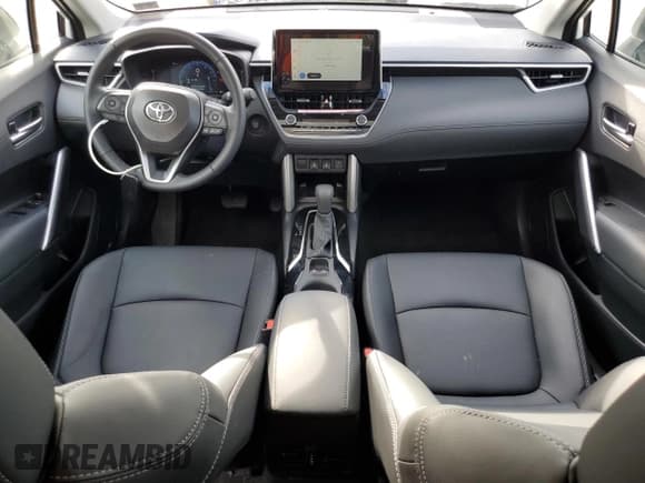 ✅ 2025 Toyota Corolla Cross XLE • VIN: 7MUDAABG1SV130325 • Лот: 69386555. Опубликован ранее на Copart с пробегом 1 223 миль. Бесплатный доступ к архиву аукционных продаж из США и подробный отчёт об истории автомобиля на DreamBid. Изображение 8.