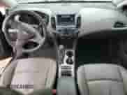 ✅ 2017 Chevrolet Cruze Premier • VIN: 1G1BF5SM5H7194699 • Lot: 68640852. Wystawiony na Copart z przebiegiem 103 313 mil mil. Skorzystaj z bezpłatnego archiwum sprzedaży aukcyjnych z USA i zobacz szczegółowy raport historii pojazdu na DreamBid. Zdjęcie 8.