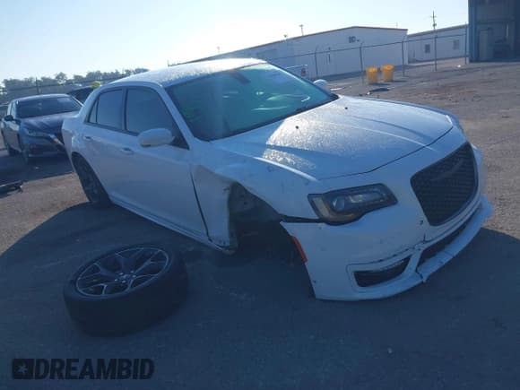 ✅ 2022 Chrysler 300 Touring L • VIN: 2C3CCADG6NH127361 • Лот: 43281503. Опубликован ранее на IAAI с пробегом 26 497 миль. Бесплатный доступ к архиву аукционных продаж из США и подробный отчёт об истории автомобиля на DreamBid. Изображение 1.