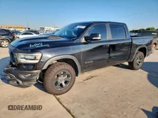 2020 Ram 1500 Rebel z VIN 1C6SRFLT0LN357023, wystawiony jako Copart lot #69025675 z przebiegiem 114 804 mil mil oraz Szkoda całkowita • Salvage title. Historia ofert i sprzedaży dostępna na DreamBid. Obrazek 1.