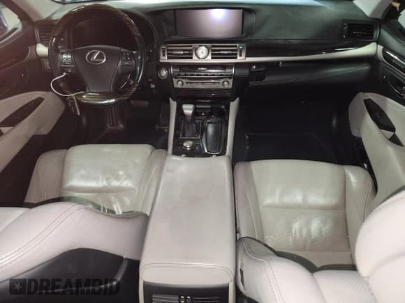 ✅ 2014 Lexus LS 460 • VIN: JTHCL5EF1E5020491 • Lot: 82471295. Wystawiony na Copart z przebiegiem 121 671 mil. Bezpłatny archiwum sprzedaży aukcyjnych z USA i szczegółowy raport historii pojazdu na DreamBid. Zdjęcie 8.
