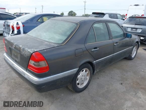✅ 1994 Mercedes-Benz C 2.8L • VIN: WDBHA28E8RF026270 • Lot: 43257376. Wystawiony na IAAI z przebiegiem Nie podano. Bezpłatny archiwum sprzedaży aukcyjnych z USA i szczegółowy raport historii pojazdu na DreamBid. Zdjęcie 4.
