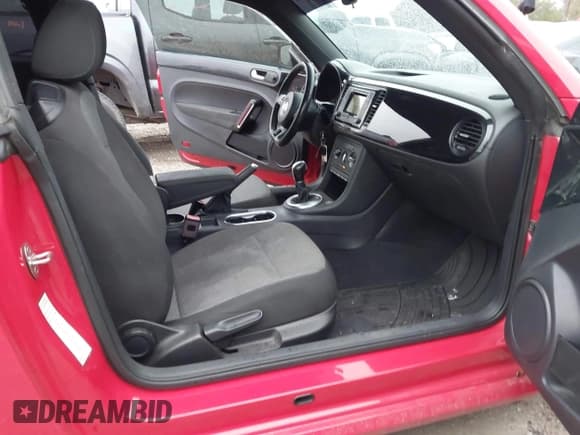 ✅ 2018 Volkswagen Beetle S • VIN: 3VWFD7AT1JM710312 • Лот: 43802565. Опубликован ранее на IAAI с пробегом 154 581 миль. Бесплатный доступ к архиву аукционных продаж из США и подробный отчёт об истории автомобиля на DreamBid. Изображение 5.