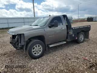 2014 Chevrolet Silverado 3500 z VIN 1GC3K0C8XEF122894, wystawiony jako Copart lot #56937955 z przebiegiem 117 727 mil mil oraz Szkoda całkowita • Salvage title. Historia ofert i sprzedaży dostępna na DreamBid. Obrazek 1.