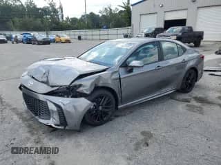 2025 Toyota Camry LE с VIN 4T1DAACK8SU633547, выставлен на аукционе Copart как лот 69576085 с пробегом 764 миль миль и Списание • Salvage title. История ставок и продаж доступна на DreamBid. Изображение 1.