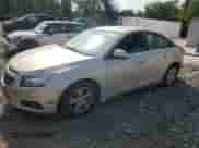 2014 Chevrolet Cruze 1LT z VIN 1G1PC5SB3E7201819, wystawiony jako Copart lot #81291755 z przebiegiem 124 943 mil mil oraz Szkoda całkowita • Salvage title. Historia ofert i sprzedaży dostępna na DreamBid. Obrazek 1.