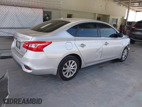 ✅ 2017 Nissan Sentra SL • VIN: 3N1AB7AP1HY367030 • Lot: 42211345. Wystawiony na IAAI z przebiegiem 119 166 mil. Bezpłatny archiwum sprzedaży aukcyjnych z USA i szczegółowy raport historii pojazdu na DreamBid. Zdjęcie 4.