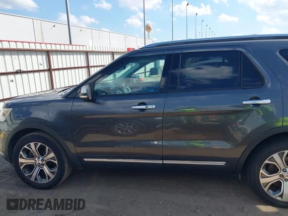 ✅ 2018 Ford Explorer Platinum • VIN: 1FM5K8HT4JGA14095 • Lot: 43412751. Wystawiony na IAAI z przebiegiem 101 729 mil. Bezpłatny archiwum sprzedaży aukcyjnych z USA i szczegółowy raport historii pojazdu na DreamBid. Zdjęcie 14.