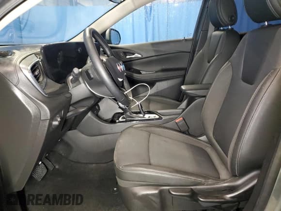 ✅ 2025 Buick Encore GX Preferred • VIN: KL4AMBSLXSB146001 • Lot: 93838335. Wystawiony na Copart z przebiegiem 18 990 mil. Bezpłatny archiwum sprzedaży aukcyjnych z USA i szczegółowy raport historii pojazdu na DreamBid. Zdjęcie 7.