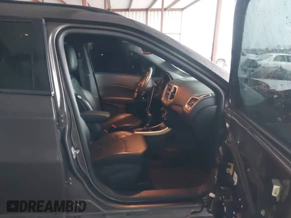 2021 Jeep Compass 80th Anniversary z VIN 3C4NJCEB6MT577171, wystawiony jako IAAI lot #42189493 z przebiegiem 42 531 mil mil oraz . Historia ofert i sprzedaży dostępna na DreamBid. Obrazek 5.