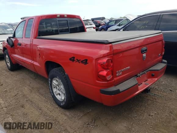 2005 Dodge Dakota SLT z VIN 1D7HW42N45S200091, wystawiony jako Copart lot #70249884 z przebiegiem 142 367 mil mil oraz Szkoda całkowita • Salvage title. Historia ofert i sprzedaży dostępna na DreamBid. Obrazek 2.