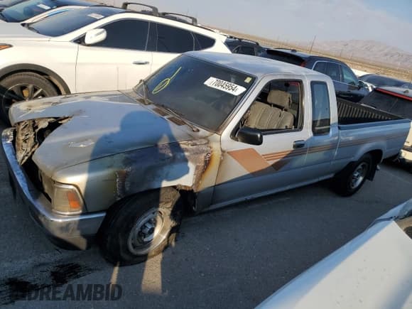 ✅ 1990 Toyota Pickup SR5 • VIN: JT4VN93G5L5008574 • Лот: 70045954. Опубликован ранее на Copart с пробегом Не указан. Бесплатный доступ к архиву аукционных продаж из США и подробный отчёт об истории автомобиля на DreamBid. Изображение 1.