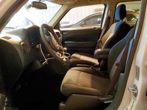 ✅ 2017 Jeep Patriot Sport • VIN: 1C4NJPBA4HD149890 • Lot: 90364565. Listed on Copart with 63,996 mi. Free auction sales archive from the USA and detailed vehicle history report at DreamBid. Image 7.