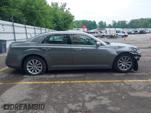 ✅ 2012 Chrysler 300 C • VIN: 2C3CCAET4CH283701 • Lot: 42540397. Listed on IAAI with 141,076 mi. Free auction sales archive from the USA and detailed vehicle history report at DreamBid. Image 14.