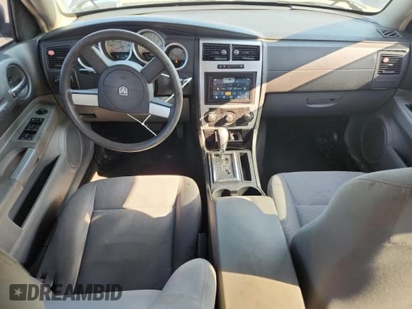 ✅ 2005 Dodge Magnum SE • VIN: 2D4FV48V35H570230 • Lot: 80493115. Wystawiony na Copart z przebiegiem 211 589 mil. Bezpłatny archiwum sprzedaży aukcyjnych z USA i szczegółowy raport historii pojazdu na DreamBid. Zdjęcie 8.