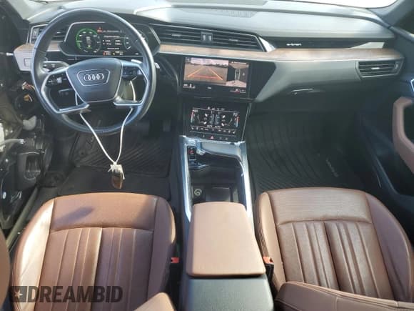 ✅ 2019 Audi e-tron Premium Plus • VIN: WA1LAAGE0KB023197 • Лот: 83927275. Опубликован ранее на Copart с пробегом 77 806 миль. Бесплатный доступ к архиву аукционных продаж из США и подробный отчёт об истории автомобиля на DreamBid. Изображение 8.