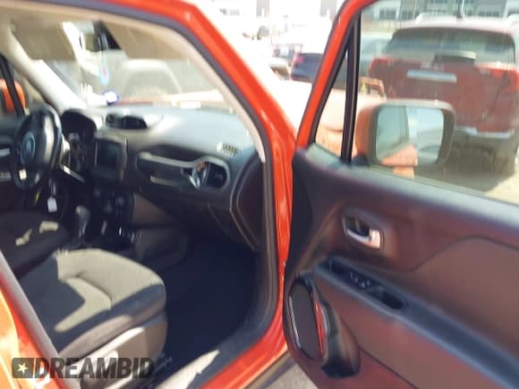 ✅ 2020 Jeep Renegade Altitude • VIN: ZACNJABB3LPL92152 • Lot: 43209274. Wystawiony na IAAI z przebiegiem 71 714 mil. Bezpłatny archiwum sprzedaży aukcyjnych z USA i szczegółowy raport historii pojazdu na DreamBid. Zdjęcie 5.