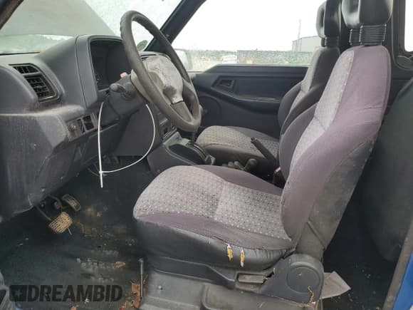 ✅ 1993 Geo Tracker • VIN: 2CNBJ18UXP6921660 • Лот: 58027275. Опубликован ранее на Copart с пробегом 64 349 миль. Бесплатный доступ к архиву аукционных продаж из США и подробный отчёт об истории автомобиля на DreamBid. Изображение 7.