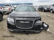 ✅ 2018 Chrysler 300 Limited • VIN: 2C3CCAEG5JH240632 • Lot: 91493965. Wystawiony na Copart z przebiegiem 100 056 mil. Bezpłatny archiwum sprzedaży aukcyjnych z USA i szczegółowy raport historii pojazdu na DreamBid. Zdjęcie 5.