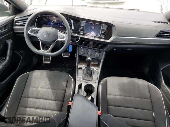 ✅ 2023 Volkswagen Jetta Sport • VIN: 3VWBM7BU3PM040115 • Lot: 68155065. Wystawiony na Copart z przebiegiem 51 740 mil. Bezpłatny archiwum sprzedaży aukcyjnych z USA i szczegółowy raport historii pojazdu na DreamBid. Zdjęcie 8.