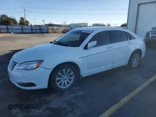 ✅ 2014 Chrysler 200 Touring • VIN: 1C3CCBBG1EN144732 • Lot: 90331695. Wystawiony na Copart z przebiegiem 79 516 mil. Bezpłatny archiwum sprzedaży aukcyjnych z USA i szczegółowy raport historii pojazdu na DreamBid. Zdjęcie 1.