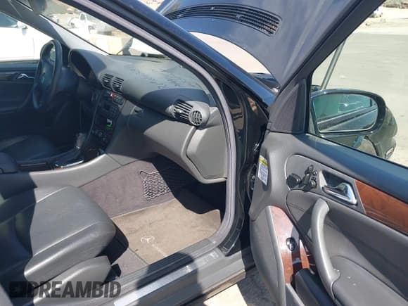 ✅ 2004 Mercedes-Benz C 240 • VIN: WDBRF61J14A571222 • Lot: 42024811. Wystawiony na IAAI z przebiegiem 67 492 mil. Bezpłatny archiwum sprzedaży aukcyjnych z USA i szczegółowy raport historii pojazdu na DreamBid. Zdjęcie 5.