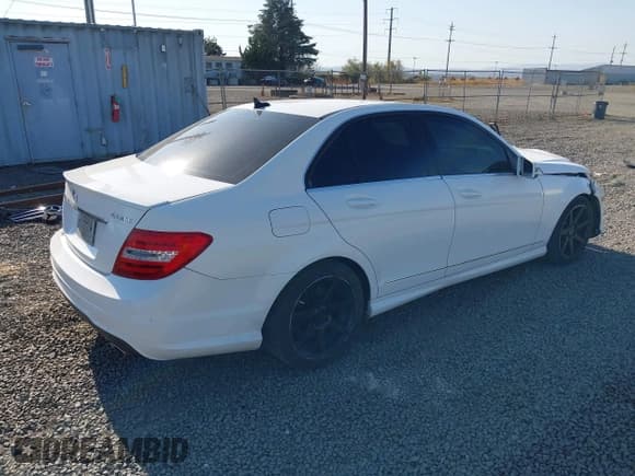✅ 2013 Mercedes-Benz C 300 Sport • VIN: WDDGF8AB8DR282519 • Лот: 43269194. Опубликован ранее на IAAI с пробегом 154 099 миль. Бесплатный доступ к архиву аукционных продаж из США и подробный отчёт об истории автомобиля на DreamBid. Изображение 4.