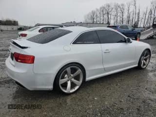 ✅ 2013 Audi RS 5 • VIN: WUAC6AFR4DA902998 • Лот: 46179095. Опубликован ранее на Copart с пробегом 79 590 миль. Бесплатный доступ к архиву аукционных продаж из США и подробный отчёт об истории автомобиля на DreamBid. Изображение 3.