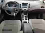 2018 Chevrolet Cruze LS с VIN 1G1BC5SM0J7122288, выставлен на аукционе Copart как лот 71095302 с пробегом 69 262 миль миль и . История ставок и продаж доступна на DreamBid. Изображение 8.