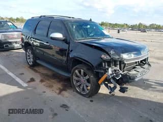 ✅ 2013 Chevrolet Tahoe LT • VIN: 1GNSCBE01DR281366 • Lot: 38195395. Wystawiony na IAAI z przebiegiem 135 322 mil. Bezpłatny archiwum sprzedaży aukcyjnych z USA i szczegółowy raport historii pojazdu na DreamBid. Zdjęcie 1.
