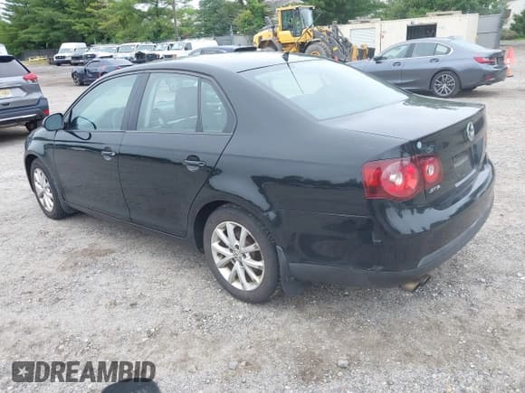 ✅ 2010 Volkswagen Jetta Limited Edition • VIN: 3VWRZ7AJ0AM105047 • Lot: 42462140. Listed on IAAI with 199,668 mi. Free auction sales archive from the USA and detailed vehicle history report at DreamBid. Image 3.