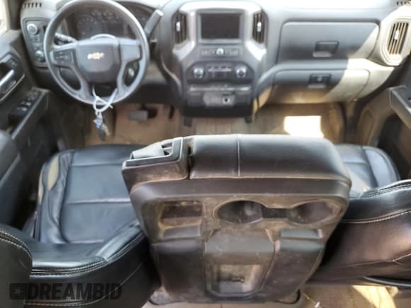 ✅ 2019 Chevrolet Silverado 1500 Custom • VIN: 1GCPYBEH9KZ337394 • Lot: 66871534. Wystawiony na Copart z przebiegiem 76 097 mil. Bezpłatny archiwum sprzedaży aukcyjnych z USA i szczegółowy raport historii pojazdu na DreamBid. Zdjęcie 8.