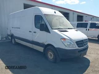 ✅ 2011 Mercedes-Benz Sprinter Cargo • VIN: WD3PE8CB0B5594553 • Lot: 42672593. Wystawiony na IAAI z przebiegiem 349 111 mil. Bezpłatny archiwum sprzedaży aukcyjnych z USA i szczegółowy raport historii pojazdu na DreamBid. Zdjęcie 1.