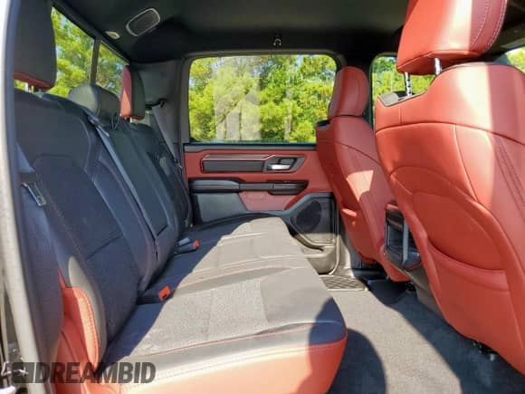 2025 Ram 1500 Rebel z VIN 1C6SRFLP0SN633704, wystawiony jako Copart lot #70535985 z przebiegiem 7 886 mil mil oraz Czysty tytuł • Clean title. Historia ofert i sprzedaży dostępna na DreamBid. Obrazek 10.