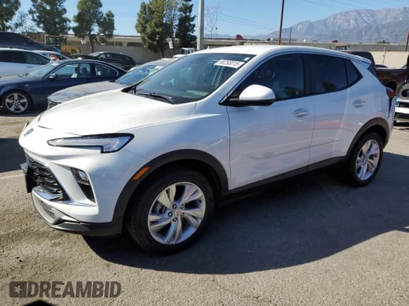 ✅ 2024 Buick Encore GX Preferred • VIN: KL4AMBSLXRB011238 • Lot: 90293015. Wystawiony na Copart z przebiegiem 18 445 mil. Bezpłatny archiwum sprzedaży aukcyjnych z USA i szczegółowy raport historii pojazdu na DreamBid. Zdjęcie 1.